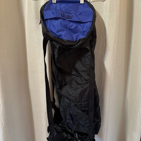 EMS Blue sleeping bag. - Picture 6 of 9